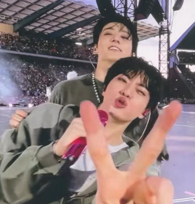 koonimies's tweet photo. let’s all die for jinkook https://t.co/dzTAR4qlWL