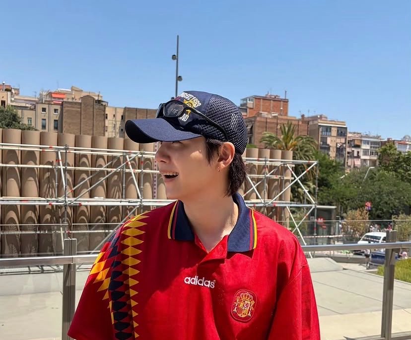 bestofher_'s tweet photo. Chicas se imaginan que España gane el mundial y Yoongi esté con la camiseta de españa ahí de espectador luego de actuar con los chicos y lo veamos celebrando jsksksksks el más español que nadie https://t.co/wmCGlHXxRW