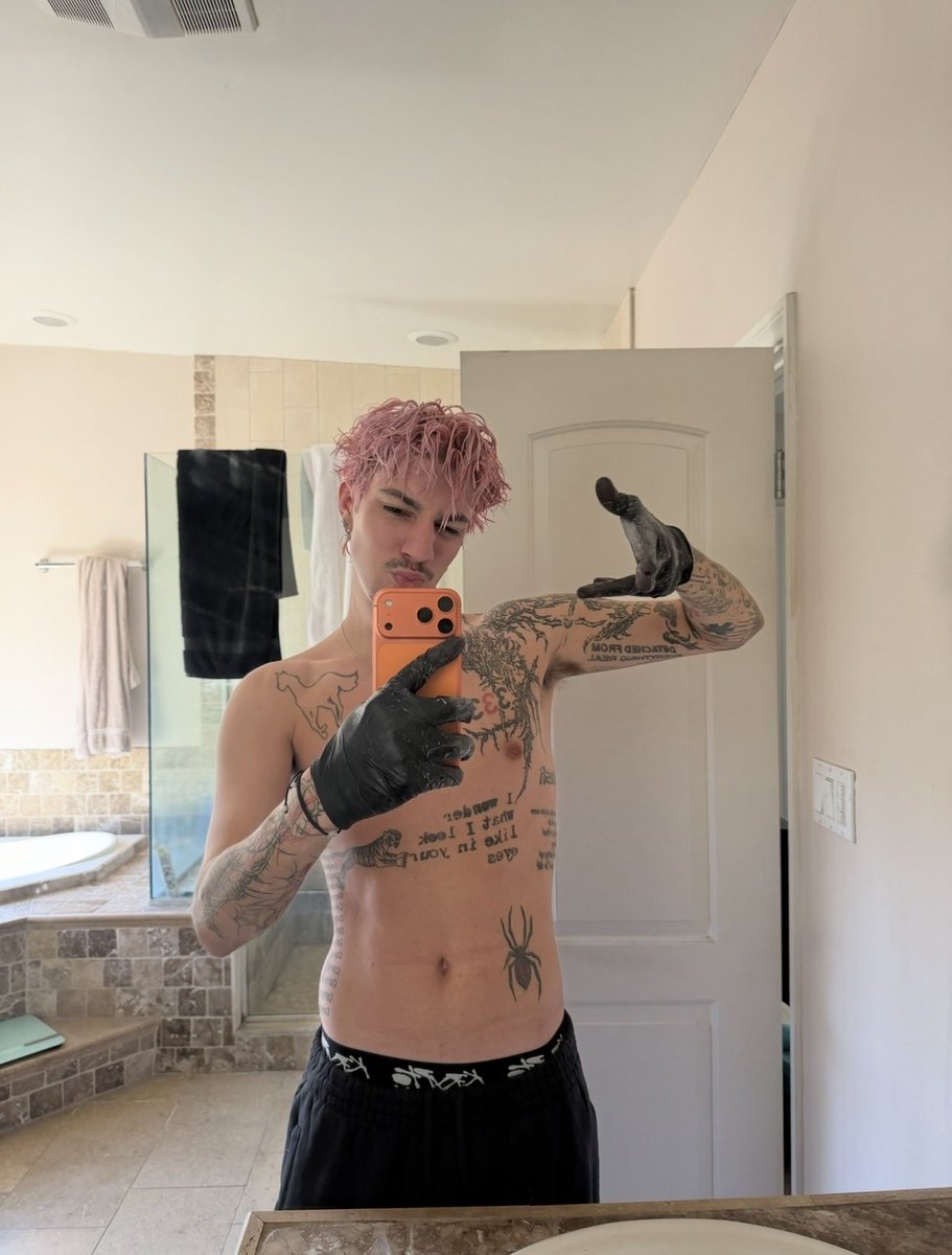 Gwhip333's tweet photo. 4 different hair colors already this year…. https://t.co/9sPEWS0TdG