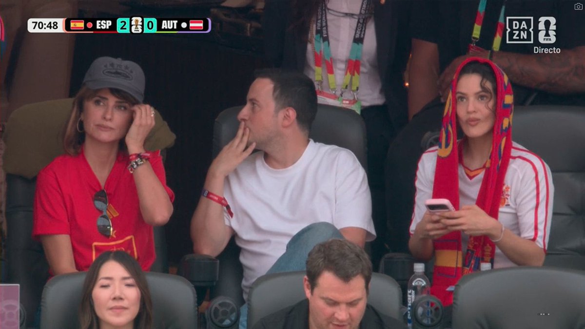 MOTOMAMlTOUR's tweet photo. Rosalía junto a Penelope Cruz en el partido del mundial de fútbol España vs Austria. https://t.co/x9E3s27RsI