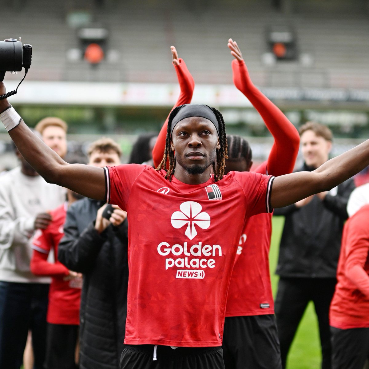 ActuL1_'s tweet photo. 🚨 250K€ POUR L’ARRIVÉE D’USMAN SIMBAKOLI 🇨🇫 À ANGERS ! 🤑🖤🤍

Le buteur est attendu demain pour finaliser sa visite médicale et signer 3 ans.

(@sachatavolieri) https://t.co/aRJfOn0UG8