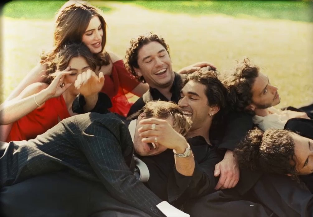 nowstatx's tweet photo. As campanhas promocionais das séries dos anos 2000 tinham uma fórmula que nunca falhava: um elenco com química, todo mundo junto, fotos caóticas e uma energia de família.

Ver Off Campus seguindo essa estética foi um acerto enorme. https://t.co/0dTt8ibEOA
