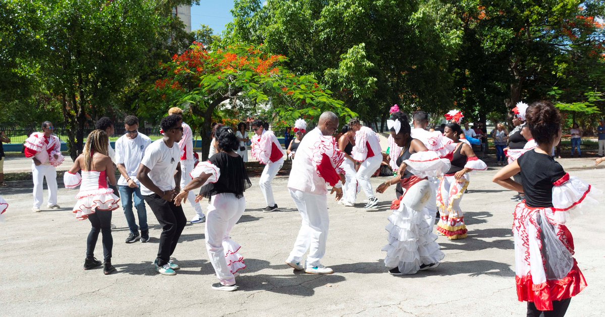 CIGBCuba's tweet photo. Esta semana nuestros trabajadores bailaron también en comparsa para celebrar el 40 aniversario del CIGB, y demostrar que este centro no es solo un lugar de trabajo: es una familia.
¡Feliz 40 aniversario a toda la familia @CIGBCuba! https://t.co/T9G7DFgved