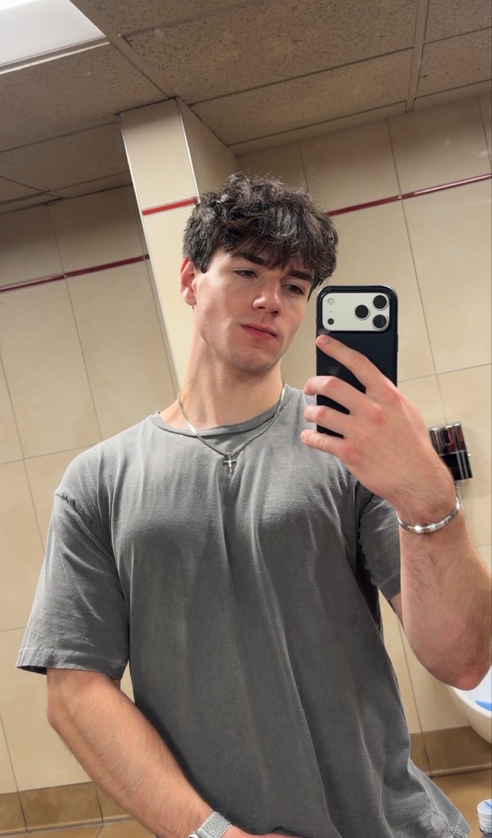MattConvard's tweet photo. took this in a movie theater bathroom https://t.co/kNefLfgRoU