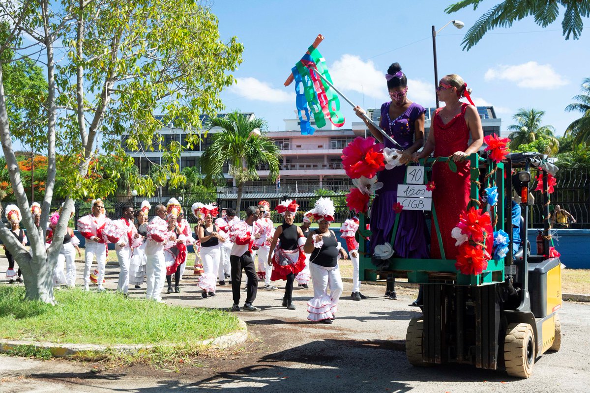 CIGBCuba's tweet photo. Esta semana nuestros trabajadores bailaron también en comparsa para celebrar el 40 aniversario del CIGB, y demostrar que este centro no es solo un lugar de trabajo: es una familia.
¡Feliz 40 aniversario a toda la familia @CIGBCuba! https://t.co/T9G7DFgved