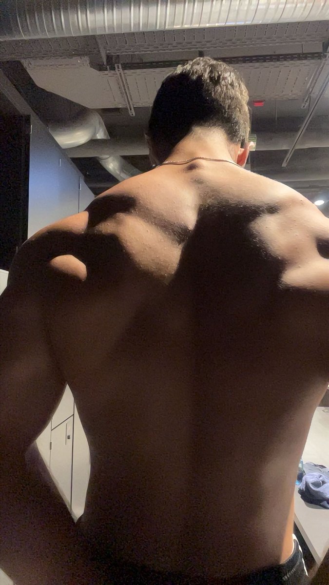 mertttyldiz's tweet photo. Taking pictures of your back is lowkey hard https://t.co/rbZNHJMRBn
