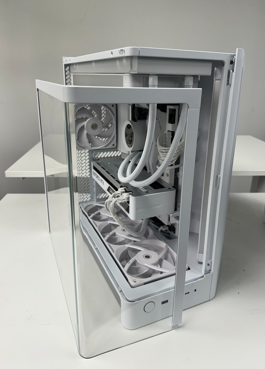 NZXT's tweet photo. Dat GLASS https://t.co/NuS2o7Ba93