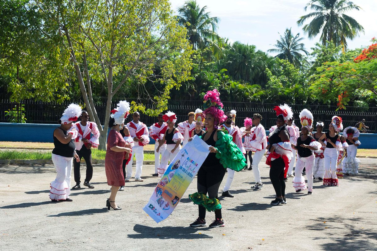 CIGBCuba's tweet photo. Esta semana nuestros trabajadores bailaron también en comparsa para celebrar el 40 aniversario del CIGB, y demostrar que este centro no es solo un lugar de trabajo: es una familia.
¡Feliz 40 aniversario a toda la familia @CIGBCuba! https://t.co/T9G7DFgved