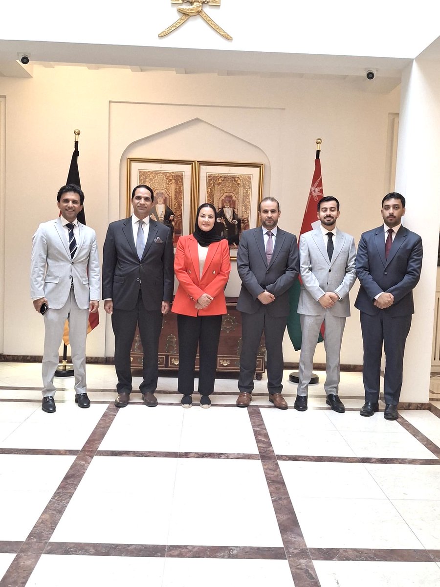 EmabssyOman_DE's tweet photo. أقامت سعادة السفيرة ميثاء المحروقي حفل توديع تكريما للوزير المفوض سالم الحبسي، نائب رئيس البعثة بسفارة سلطنة عمان في برلين، وذلك بمناسبة انتهاء مهام عمله. وثمنت سعادتها جهوده المميزة التي بذلها خلال فترة عمله، متمنية له التوفيق والنجاح في مهامه القادمة، ودوام العطاء والتميز. https://t.co/rTrYxJnaiH