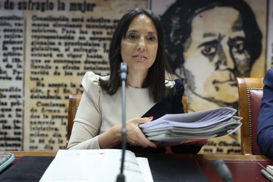 MPSnoserinde's tweet photo. APAGÓN BAJO SOSPECHA | EL SISTEMA DE LA GUARDIA CIVIL SE HUNDE AL IMPUTAR EL JUEZ A SU DIRECCIÓN 🚨⚙️

La desconexión total de los servidores informáticos y de la red central del cuerpo en el instante exacto en que el juez Pedraz encausa a la directora general y al DAO constituye un indicio clamoroso de obstrucción técnica. 

El colapso simultáneo de la intranet y de los correos institucionales deja ciegas a las unidades de investigación, impidiendo que la UCO ejecute de forma inmediata el volcado de archivos y la incautación de discos duros ordenados por la Audiencia Nacional para el caso Leire. 

En conclusión, no estamos ante una avería fortuita de la red, sino ante un bloqueo operativo que frena en seco el acceso judicial a las pruebas, otorgando un margen temporal crítico mientras el Ejecutivo mantiene de forma intolerable a los propios investigados al frente de la institución de la que dependen los agentes.