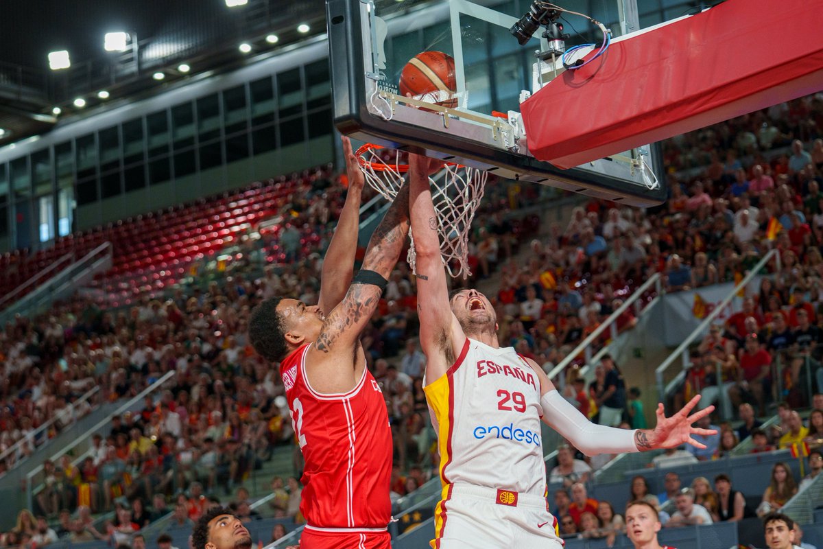 FBMadrid's tweet photo. Descanso en la Caja Mágica. #LaFamilia hace vibrar a un público entregado.

España 51 - Dinamarca 41

🏆 Clasificación @FIBAWC 

📷 @OscarRibasT https://t.co/NeanyA0pKe