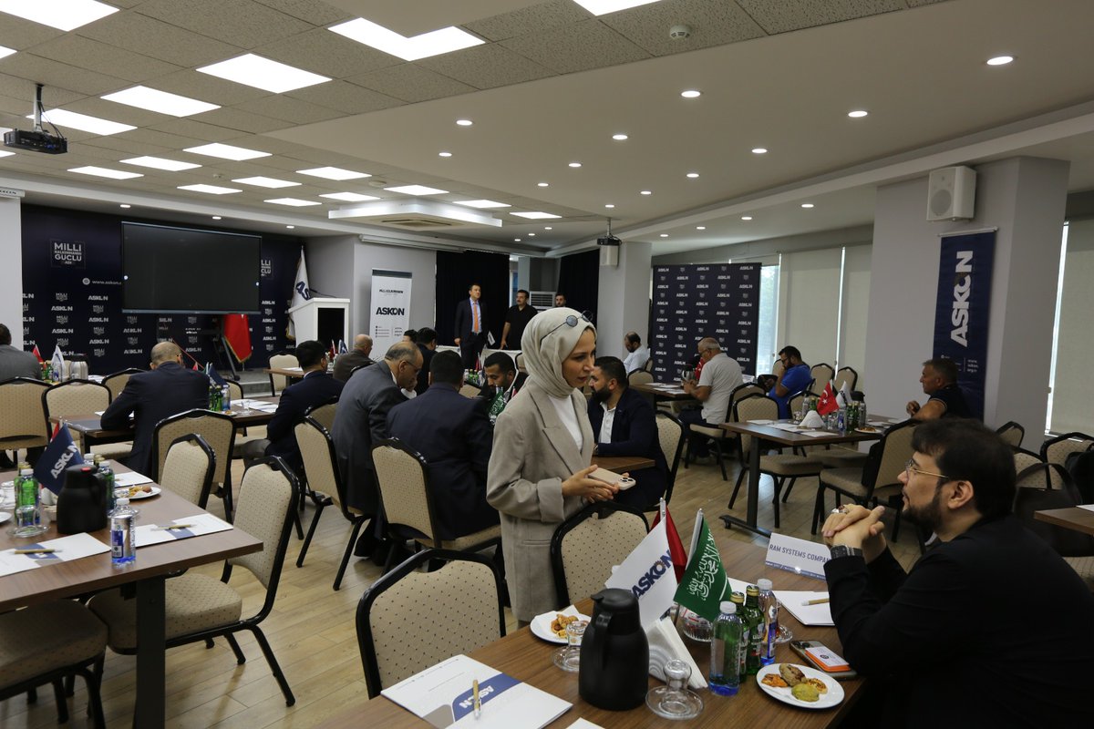 ASKON's tweet photo. Türkiye- Suudi Arabistan Sanayi ve Lojistik İnovasyon Koridoru Heyet Ziyareti kapsamında genel Merkezimizde B2B toplantıları gerçekleştirdik. 

2026 yılı için tahmin edilen 1 trilyon dolar Gayri Safi Yurt İçi Hasıla ile 196 ülke arasında dünyanın 19. büyük ekonomisi olması ve kişi başı milli geliri ile 38. sırada yer alması beklenilen Suudi Arabistan Krallığı, 7 milyar dolarlık ticaret hacmimiz ile 2025 yılında ülkemiz ihracatında 19, ithalatımızda ise 23. sırada yer almış olup, Suudi Arabistan Krallığı İle aramızda ki mevcut dış ticaret hacmi, iki ülkenin potansiyeline bakıldığında daha da çok geliştirilebilecek bir durumdadır.

Bu vesile ile Dış İlişkiler Komisyonumuz başkanlığında düzenlenen toplantının hayırlı olmasını diliyor, tüm katılımcılara teşekkürlerimizi sunuyoruz.