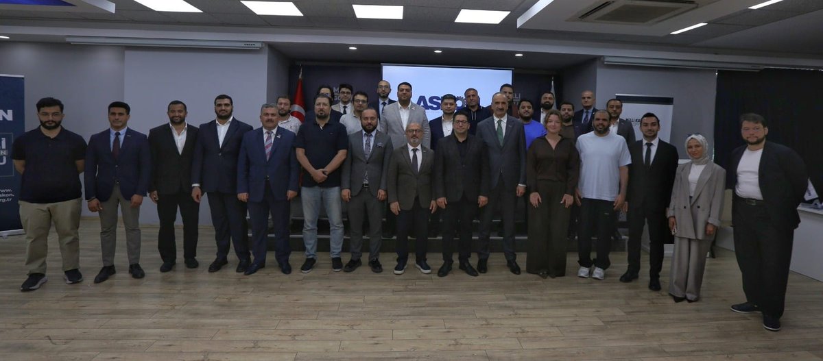 ASKON's tweet photo. Türkiye- Suudi Arabistan Sanayi ve Lojistik İnovasyon Koridoru Heyet Ziyareti kapsamında genel Merkezimizde B2B toplantıları gerçekleştirdik. 

2026 yılı için tahmin edilen 1 trilyon dolar Gayri Safi Yurt İçi Hasıla ile 196 ülke arasında dünyanın 19. büyük ekonomisi olması ve kişi başı milli geliri ile 38. sırada yer alması beklenilen Suudi Arabistan Krallığı, 7 milyar dolarlık ticaret hacmimiz ile 2025 yılında ülkemiz ihracatında 19, ithalatımızda ise 23. sırada yer almış olup, Suudi Arabistan Krallığı İle aramızda ki mevcut dış ticaret hacmi, iki ülkenin potansiyeline bakıldığında daha da çok geliştirilebilecek bir durumdadır.

Bu vesile ile Dış İlişkiler Komisyonumuz başkanlığında düzenlenen toplantının hayırlı olmasını diliyor, tüm katılımcılara teşekkürlerimizi sunuyoruz.