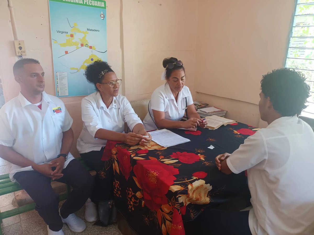 LicetGil's tweet photo. Continúan los exámenes a estudiantes de Enfermería en el municipio de Yateras, provincia Guantánamo, con excelentes resultados, después de una preparación por un claustro de profesores preparados para esta tarea.  Éxitos para todos. #EnfermeriaGuantanamo https://t.co/hs5H0bsUwD