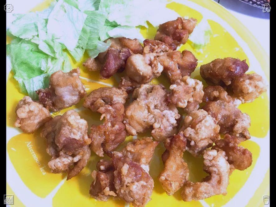 _vr1230's tweet photo. Shrimp and olive salad: healthy and delicious. A vendor selling handmade jewelry praised her outfit for looking "fresh and youthful." Lila thanked her and bought a pair of flower-shaped earrings to add to her look.🤧 https://t.co/silf8jkLxJ