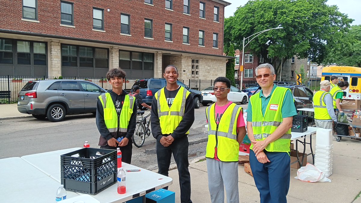 fenwickfriars's tweet photo. Sophomore Service Days 💟 #FenwickFriars are spending part of their summer volunteering at Mission of Our Lady of the Angels, Beyond Hunger and the Hines Hospital campus. 

Our sophomores are doing a great job putting their faith into action through service! https://t.co/ej25U3dj8X