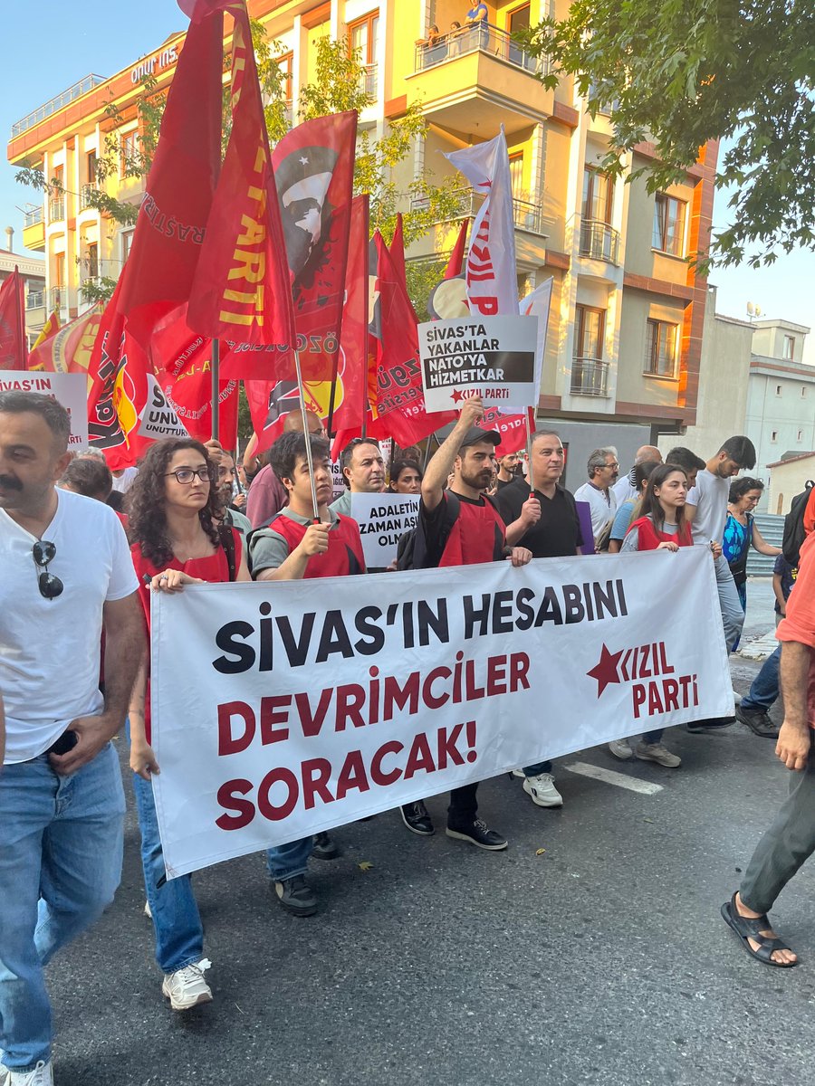 kizilparti34's tweet photo. 📍Sarıgazi

Sivas Katliamı'nın 33. yıldönümünde, katliamda yitirdiğimiz 33 aydını saygıyla anıyoruz.

Failleri cezasızlıkla koruyanlara, davayı zamanaşımına uğratanlara sesleniyoruz: Adaletin zamanaşımı olmaz!

Sivas'ta yakan, bugün NATO'ya hizmetkar olan sorumlular yargılansın! https://t.co/Xav753PA3w