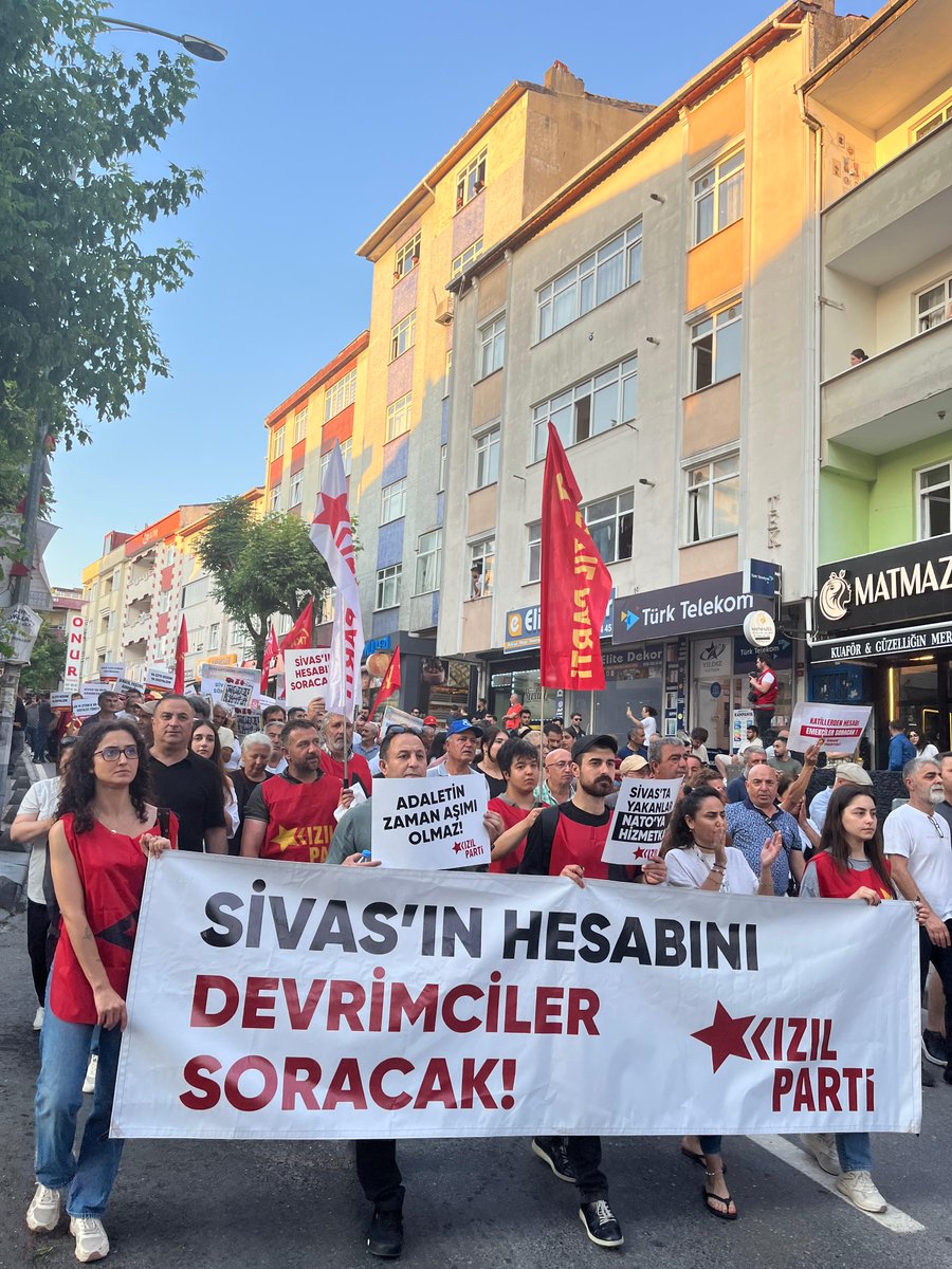 kizilparti34's tweet photo. 📍Sarıgazi

Sivas Katliamı'nın 33. yıldönümünde, katliamda yitirdiğimiz 33 aydını saygıyla anıyoruz.

Failleri cezasızlıkla koruyanlara, davayı zamanaşımına uğratanlara sesleniyoruz: Adaletin zamanaşımı olmaz!

Sivas'ta yakan, bugün NATO'ya hizmetkar olan sorumlular yargılansın! https://t.co/Xav753PA3w