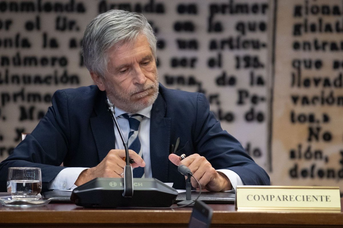 guidoprincesa's tweet photo. Os resumo la política criminal de Marlaska: A mí me quitaron placa y pistola, y me suspendieron de empleo y sueldo, por un tweet. Al DAO, imputado es causa criminal por presiones a los investigadores de la corrupción, le acaba de ratificar en su cargo. https://t.co/YCZTtMw2xh