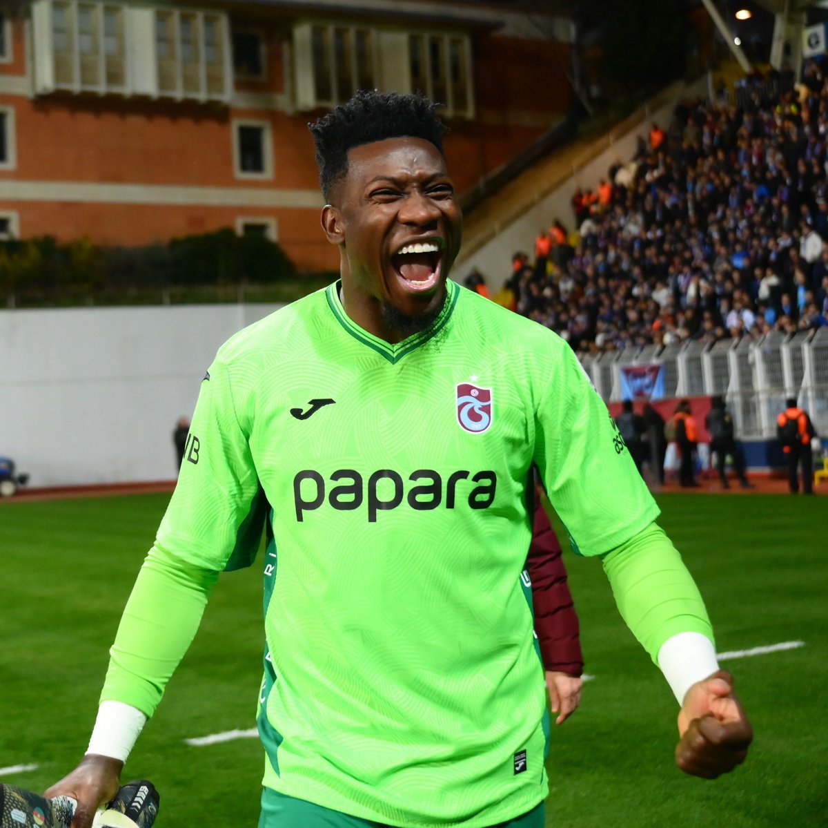 TyMarshall_MEN's tweet photo. Told Andre Onana has signed his paperwork to complete a season-long loan to Trabzonspor this afternoon. No option or obligation to buy, Trabzonspor covering the majority of his wages and a fee of €1.5m dependent on bonuses, such as Trabzonspor winning the league or qualifying for the Champions League #mufc