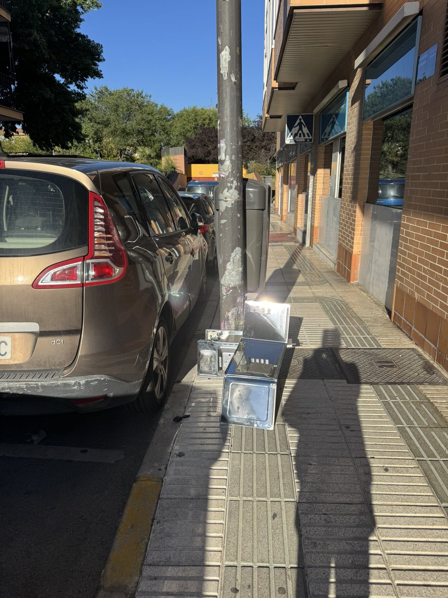 mayteraton72's tweet photo. @LymaRedsocial por favor podéis retirar esto????? Lleva 3 días al lado de una papelera y no se ha recogido. Calle Bohime . Muchas gracias https://t.co/tmyoGRGMw8