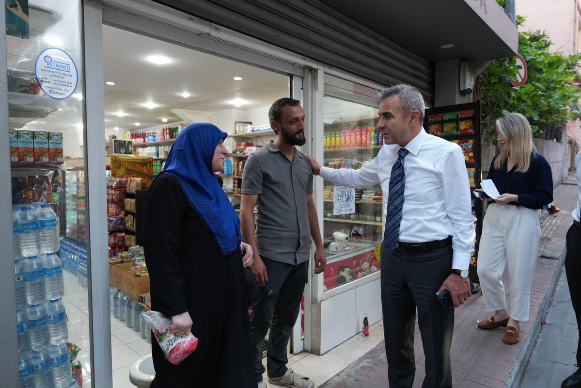 TC_Beyoglu's tweet photo. Kaymakamımız Sayın Abdullah Atakan Atasoy, gerçekleştirdiği hane ziyaretleri sırasında ilçe esnafımız ve vatandaşlarımızla da bir araya gelerek hasbihal etti.
Kaymakamımız: “Esnafımızın güler yüzü, vatandaşlarımızın samimi sohbeti bizlere güç veriyor” dedi. 
@TC_istanbul 
@gul_davut 
@ataatasoy19