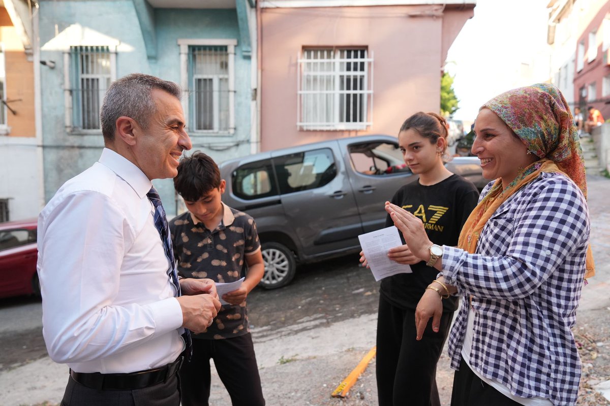 TC_Beyoglu's tweet photo. Kaymakamımız Sayın Abdullah Atakan Atasoy, gerçekleştirdiği hane ziyaretleri sırasında ilçe esnafımız ve vatandaşlarımızla da bir araya gelerek hasbihal etti.
Kaymakamımız: “Esnafımızın güler yüzü, vatandaşlarımızın samimi sohbeti bizlere güç veriyor” dedi. 
@TC_istanbul 
@gul_davut 
@ataatasoy19