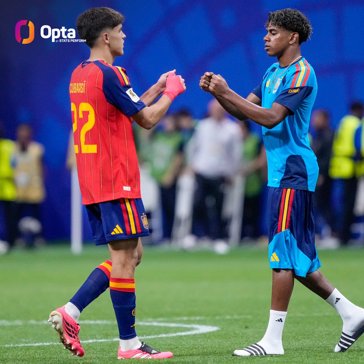 OptaJoe's tweet photo. 2 - 🇪🇸 Pau Cubarsí and Lamine Yamal are the first pair of teenagers to start a FIFA World Cup knockout match for a team for 68 years. 

Pelé and Altafini in 1958 for 🇧🇷 Brazil against 🏴󠁧󠁢󠁷󠁬󠁳󠁿 Wales in the quarter-final were the last to do so.

Advanced. https://t.co/UcwqZ1HHcE