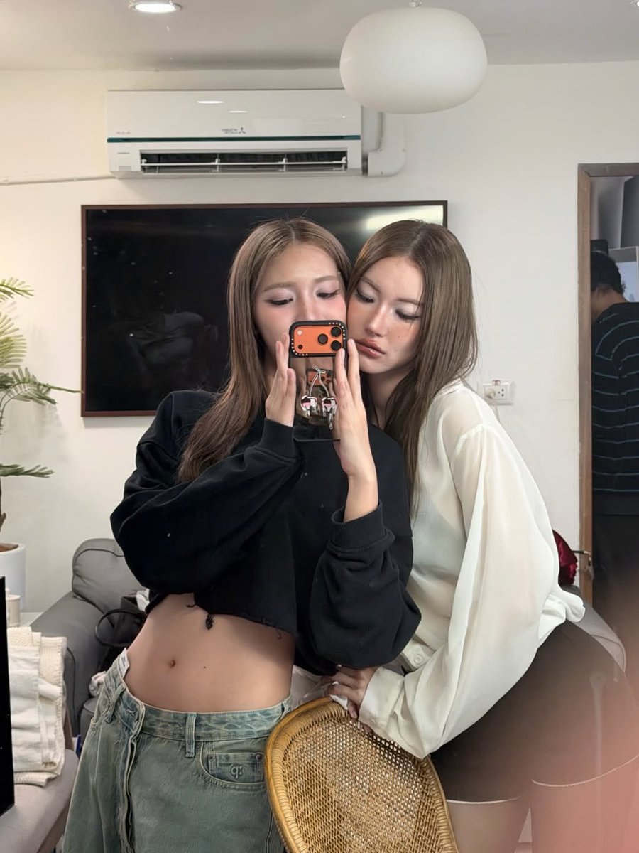 jingaboutyu's tweet photo. cute as fuck                                what the fuck https://t.co/5orPzEMaZw