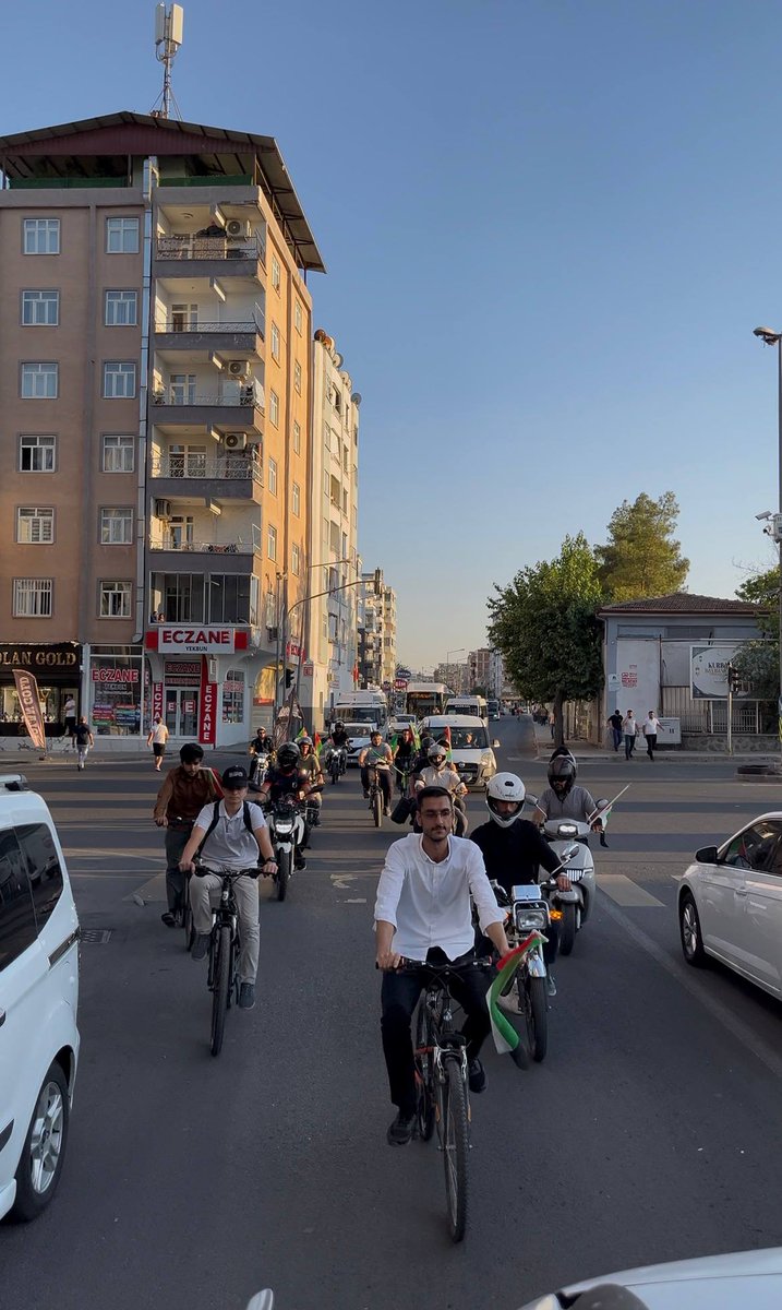HurGenclikBglr's tweet photo. Bin Gündür Dinmeyen Direnişe, Bin Selam Olsun
​Aksa Tufanı’nın 1000. gününde Gazze’ye destek olmak ve boyun eğmeyen direnişe omuz vermek için Hür Gençlik olarak pedallarımızı özgürlüğe sürdük. Kardeşliğimiz sınır tanımaz
Gazze tek yürek, gençlik ayakta 🇵🇸🚴‍♂️
#GazzeSoykırımı1000Gün https://t.co/XzOx62V2C4