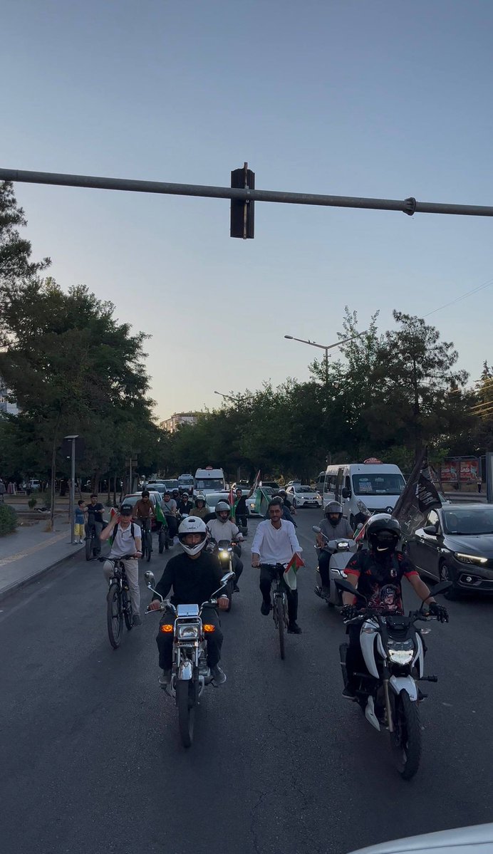 HurGenclikBglr's tweet photo. Bin Gündür Dinmeyen Direnişe, Bin Selam Olsun
​Aksa Tufanı’nın 1000. gününde Gazze’ye destek olmak ve boyun eğmeyen direnişe omuz vermek için Hür Gençlik olarak pedallarımızı özgürlüğe sürdük. Kardeşliğimiz sınır tanımaz
Gazze tek yürek, gençlik ayakta 🇵🇸🚴‍♂️
#GazzeSoykırımı1000Gün https://t.co/XzOx62V2C4
