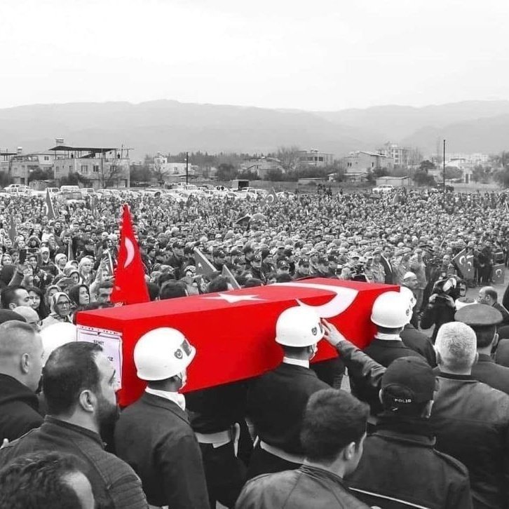 siyahsancakx's tweet photo. 🟤 15 Temmuz'un 10. yılı kapsamında düzenlenecek bazı etkinlikler:

▪️Ayasofya-i Kebir Camii-i Şerifi'nde, 253 hafızın katılımıyla hatim programı.

▪️İstanbul Boğazı'nda 253 teknelik deniz korteji ve 400 araçlık taksi korteji.

▪️Üsküdar'da, "Sessiz Tanıklık" enstalasyonu kapsamında 253 Türk bayrağı sergilenecek.
