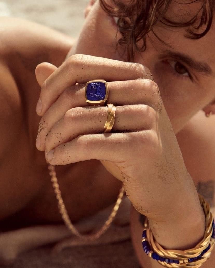 Sweetstraw73614's tweet photo. Shawn Mendes x David Yurman✨💙 https://t.co/SFpNTZvvc4