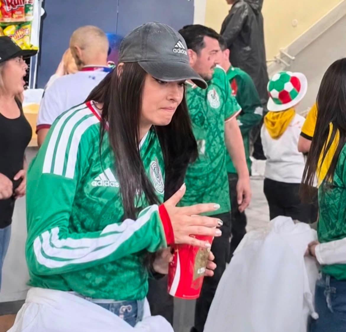 DARKLORDOFBORG's tweet photo. Aquí la foto de frente de la Imbecil Retrasada  que arroja cerveza a un aficionado de Ecuador  y se esconde. 
Que pena ajena , que triste … 
Inmadura sin valores https://t.co/zFfL4DZaRr