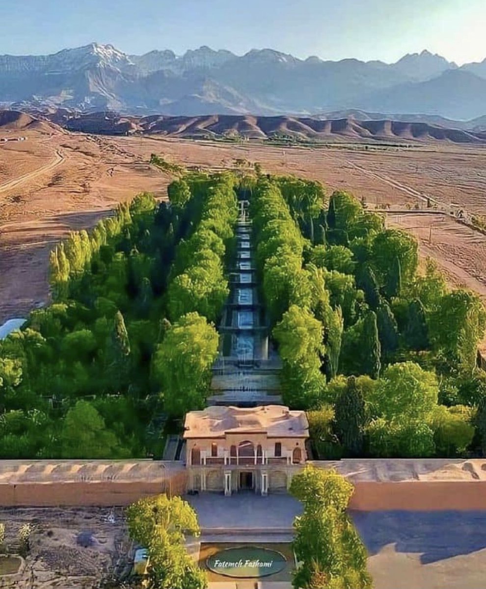 arboles_magicos's tweet photo. En medio del desierto de Kermán, en Irán, aparece algo que parece imposible: una línea de agua, sombra y árboles atravesando la aridez como una herida verde.

Es el Shahzadeh Mahan Historical Garden —باغ شاهزاده ماهان—, el Jardín del Príncipe.

No es simplemente un jardín bonito. Es una declaración de civilización.

Allí donde el paisaje parece decir “no”, los persas respondieron con geometría, agua, cipreses, plátanos de sombra, muros contra el polvo y una inteligencia hidráulica capaz de hacer descender el agua por terrazas, estanques y fuentes usando la pendiente, la gravedad y el conocimiento.

Fuera: desierto.
Dentro: sombra, humedad, frescor, vida.
Durante la época qajar, este lugar fue concebido como un paraíso terrestre. Y no es casualidad: la propia idea de “paraíso” está ligada al jardín persa, al recinto protegido donde el agua y los árboles ordenan el mundo frente al caos.

Su historia tiene incluso algo de leyenda: el jardín quedó inacabado tras la muerte de Abdolhamid Mirza Naserodolleh, como si el propio paraíso hubiera conservado una cicatriz humana.

Hoy es Patrimonio Mundial de la UNESCO.

Pero su mensaje es mucho más actual que nunca: cuando una cultura comprende el valor del agua, la sombra y los árboles, no construye simples “zonas verdes”.

Construye futuro.