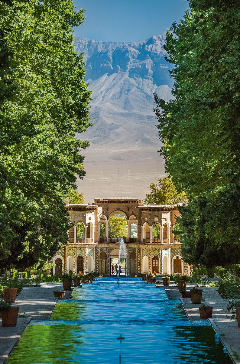 arboles_magicos's tweet photo. En medio del desierto de Kermán, en Irán, aparece algo que parece imposible: una línea de agua, sombra y árboles atravesando la aridez como una herida verde.

Es el Shahzadeh Mahan Historical Garden —باغ شاهزاده ماهان—, el Jardín del Príncipe.

No es simplemente un jardín bonito. Es una declaración de civilización.

Allí donde el paisaje parece decir “no”, los persas respondieron con geometría, agua, cipreses, plátanos de sombra, muros contra el polvo y una inteligencia hidráulica capaz de hacer descender el agua por terrazas, estanques y fuentes usando la pendiente, la gravedad y el conocimiento.

Fuera: desierto.
Dentro: sombra, humedad, frescor, vida.
Durante la época qajar, este lugar fue concebido como un paraíso terrestre. Y no es casualidad: la propia idea de “paraíso” está ligada al jardín persa, al recinto protegido donde el agua y los árboles ordenan el mundo frente al caos.

Su historia tiene incluso algo de leyenda: el jardín quedó inacabado tras la muerte de Abdolhamid Mirza Naserodolleh, como si el propio paraíso hubiera conservado una cicatriz humana.

Hoy es Patrimonio Mundial de la UNESCO.

Pero su mensaje es mucho más actual que nunca: cuando una cultura comprende el valor del agua, la sombra y los árboles, no construye simples “zonas verdes”.

Construye futuro.