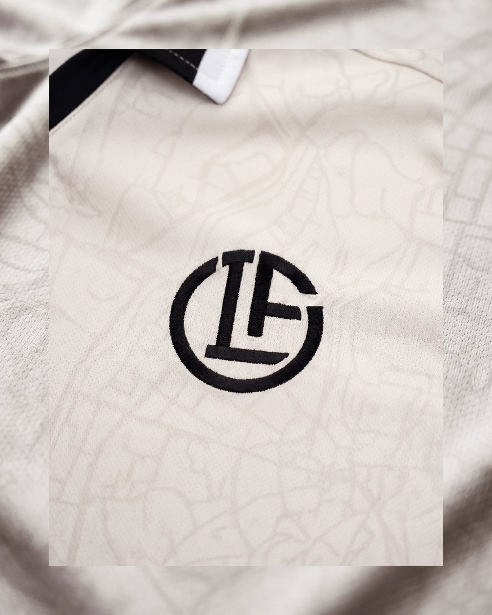 ErreaOfficial's tweet photo. La nuova Third dell’@FCLugano1908, nata all’interno di Creative Lab, trasforma la mappa della città in un elemento distintivo del design.

Un kit che racconta il territorio attraverso ogni dettaglio.

#ErreàSport #CreativeLab https://t.co/qmROITC7C8