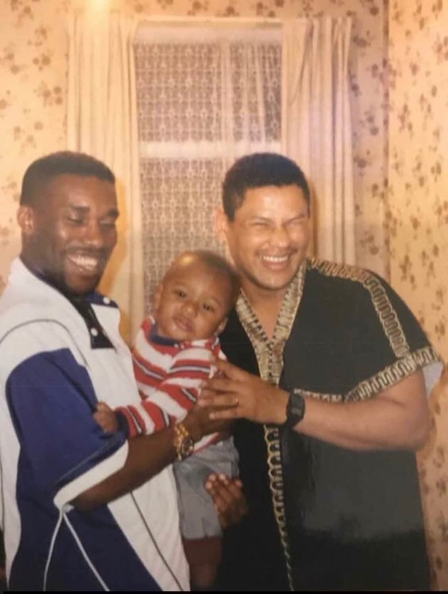 AfricaFirsts's tweet photo. Super Eagles of Nigeria legend 🇳🇬 Jay Jay Okocha with Alex Iwobi (middle) and Chuba Iwobi (Alex's dad) in 1997.

Celebrate legends while they are alive. https://t.co/GjTdsILpm3
