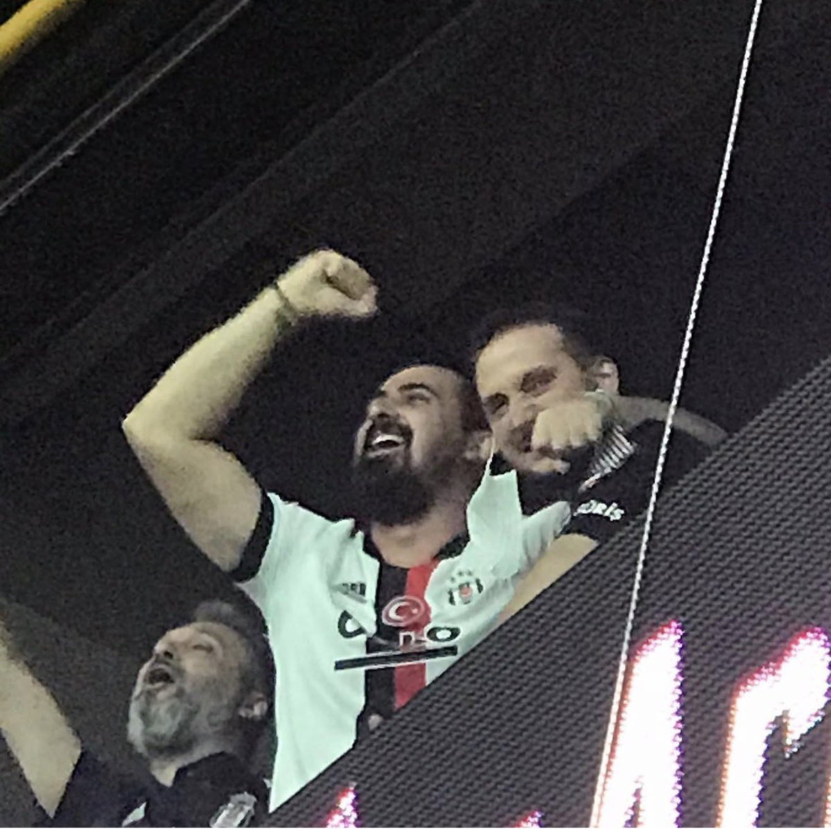 Muratozen1903's tweet photo. Arkadaşlar benim üzerimde BEŞİKTAŞ formam var. Elhamdülillah BEŞİKTAŞLIYIM.

Şahıslar değil, Beşiktaş önceliğimi bilen bilir.

Gerisi çok umrumda değil. https://t.co/4Vg1xwZ9ZT