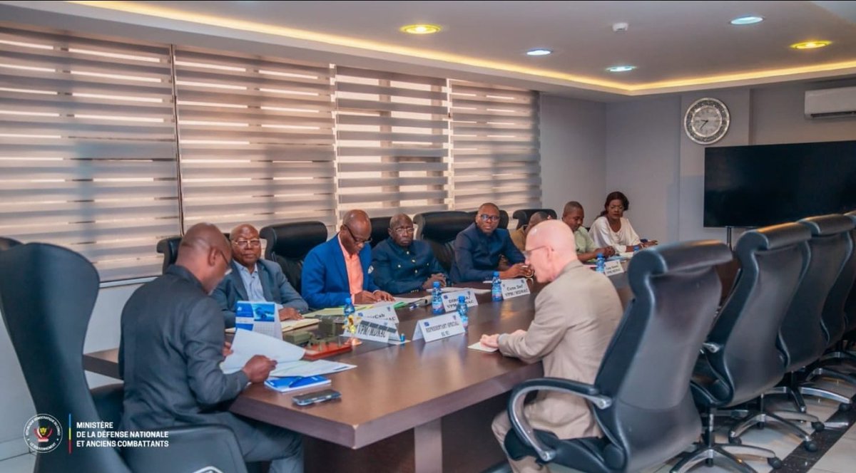 KalonjiTV's tweet photo. *#RDC🇨🇩-#MONUSCO🇺🇳:*

SITUATION SÉCURITAIRE À L’EST DE LA #RDC : Le ministre de la Défense nationale échange avec le Représentant spécial du Secrétaire général de l’#ONU sur les priorités de la #MONUSCO.

Au cours d'une audience à l'hôtel de la Défense, ce jeudi 02 juillet 2026, le Vice-Premier Ministre, ministre de la Défense Nationale et Anciens Combattants,Guy Kabombo #Muadiamvita, a échangé avec le représentant spécial du secrétaire général de l'#ONU pour la #MONUSCO, James #Swan. 

Au centre des échanges, les priorités opérationnelles et stratégiques de la #MONUSCO dans la partie est de la République démocratique du Congo. 
Pour le diplomate onusien, cette visite de courtoisie s’inscrit dans la dynamique de collaboration avec les autorités congolaises pour renforcer l’efficacité des efforts déployés en faveur de la protection des civils dans les zones en conflit, la démobilisation et le désarmement de quelques groupes armés, l'appui à la réforme du secteur de la sécurité,  mais également l'appui au mécanisme de monitoring du cessez-le-feu stipulé dans l'accord de #Doha. 

Dans ce contexte de crise sécuritaire qui s'étend également au niveau régional, la #MONUSCO tient à contribuer à la mise en œuvre de la #MCVE+(COMMISSION DE L’UNION AFRICAINE,#FARDC,#MONU…...) notamment avec l'appui logistique pour faciliter le déplacement des délégations. 

Le Vice-Premier Ministre, ministre en charge de la défense nationale et des anciens combattants,Guy Kabombo #Muadiamvita, a salué le retour de ce diplomate chevronné, ami de la #RDC, et a souhaité l'efficacité de la mise en œuvre des priorités de la #MONUSCO pour la stabilisation et la protection des populations civiles dans le #Sud-kivu, ainsi que le soutien aux initiatives de retour durable de la paix en #RDC.
