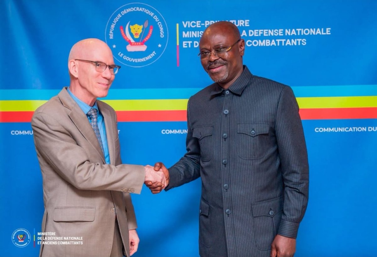 KalonjiTV's tweet photo. *#RDC🇨🇩-#MONUSCO🇺🇳:*

SITUATION SÉCURITAIRE À L’EST DE LA #RDC : Le ministre de la Défense nationale échange avec le Représentant spécial du Secrétaire général de l’#ONU sur les priorités de la #MONUSCO.

Au cours d'une audience à l'hôtel de la Défense, ce jeudi 02 juillet 2026, le Vice-Premier Ministre, ministre de la Défense Nationale et Anciens Combattants,Guy Kabombo #Muadiamvita, a échangé avec le représentant spécial du secrétaire général de l'#ONU pour la #MONUSCO, James #Swan. 

Au centre des échanges, les priorités opérationnelles et stratégiques de la #MONUSCO dans la partie est de la République démocratique du Congo. 
Pour le diplomate onusien, cette visite de courtoisie s’inscrit dans la dynamique de collaboration avec les autorités congolaises pour renforcer l’efficacité des efforts déployés en faveur de la protection des civils dans les zones en conflit, la démobilisation et le désarmement de quelques groupes armés, l'appui à la réforme du secteur de la sécurité,  mais également l'appui au mécanisme de monitoring du cessez-le-feu stipulé dans l'accord de #Doha. 

Dans ce contexte de crise sécuritaire qui s'étend également au niveau régional, la #MONUSCO tient à contribuer à la mise en œuvre de la #MCVE+(COMMISSION DE L’UNION AFRICAINE,#FARDC,#MONU…...) notamment avec l'appui logistique pour faciliter le déplacement des délégations. 

Le Vice-Premier Ministre, ministre en charge de la défense nationale et des anciens combattants,Guy Kabombo #Muadiamvita, a salué le retour de ce diplomate chevronné, ami de la #RDC, et a souhaité l'efficacité de la mise en œuvre des priorités de la #MONUSCO pour la stabilisation et la protection des populations civiles dans le #Sud-kivu, ainsi que le soutien aux initiatives de retour durable de la paix en #RDC.