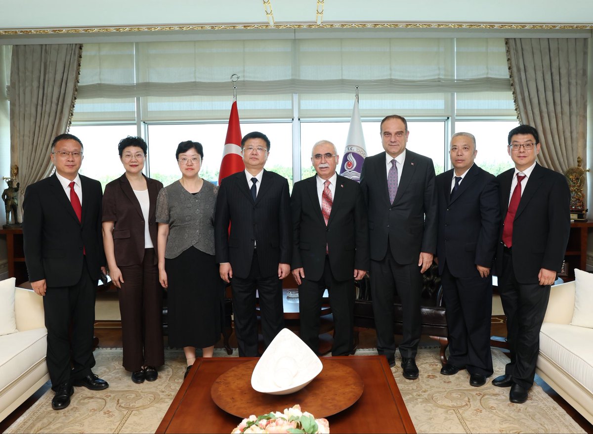 AYMBASKANLIGI's tweet photo. Anayasa Mahkemesi Başkanı Kadir Özkaya, Türkiye’ye çalışma ziyareti gerçekleştiren Çin Halk Cumhuriyeti Zhejiang Eyaleti Yüksek Halk Mahkemesi Başkan Yardımcısı Jiang Weiyu ve beraberindeki heyeti kabul etti.

🔗 https://t.co/yp4vn4wVDr https://t.co/1T6W60R5Sn