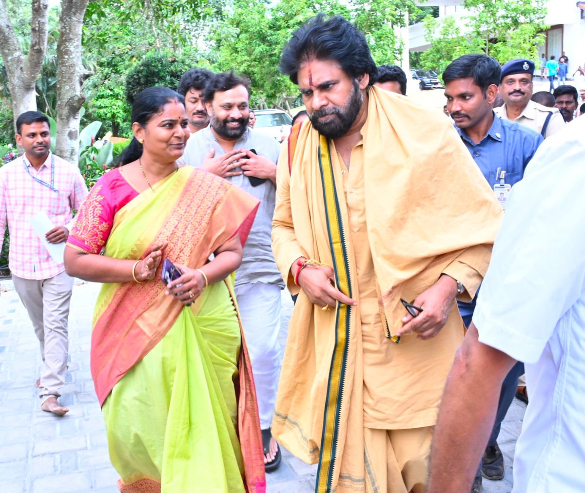 SUBHASHINIjsp's tweet photo. తిరుమల శ్రీ వేంకటేశ్వర స్వామివారిని దర్శించుకున్న ఆంధ్రప్రదేశ్ రాష్ట్ర ఉప ముఖ్యమంత్రివర్యులు, జనసేన పార్టీ అధ్యక్షులు శ్రీ పవన్ కళ్యాణ్ గారు. రైల్వే కోడూరు నియోజకవర్గంలో VBG–RAMJI ప్రారంభోత్సవ కార్యక్రమంలో పాల్గొన్న అనంతరం నేరుగా తిరుమలకు చేరుకుని శ్రీవారి దర్శనం చేసుకుని ప్రత్యేక పూజల్లో పాల్గొన్నారు. ఈ సందర్భంగా Deputy CMO, Andhra Pradesh మరియు JanaSena Party  #President శ్రీ Pawan Kalyan  గారిని ఆత్మీయంగా పలకరించే అవకాశం లభించడం నాకు ఎంతో ఆనందంగా, గౌరవంగా అనిపించింది. శ్రీ వేంకటేశ్వర స్వామివారి దివ్య ఆశీస్సులు ఆయనపై, రాష్ట్ర ప్రజలపై ఎల్లప్పుడూ ఉండాలని మనస్ఫూర్తిగా ప్రార్థిస్తున్నాను. 🙏

#JanaSena #PawanKalyan #Tirumala #SriVenkateswaraSwamy #AndhraPradesh #Blessings #DeputyCM