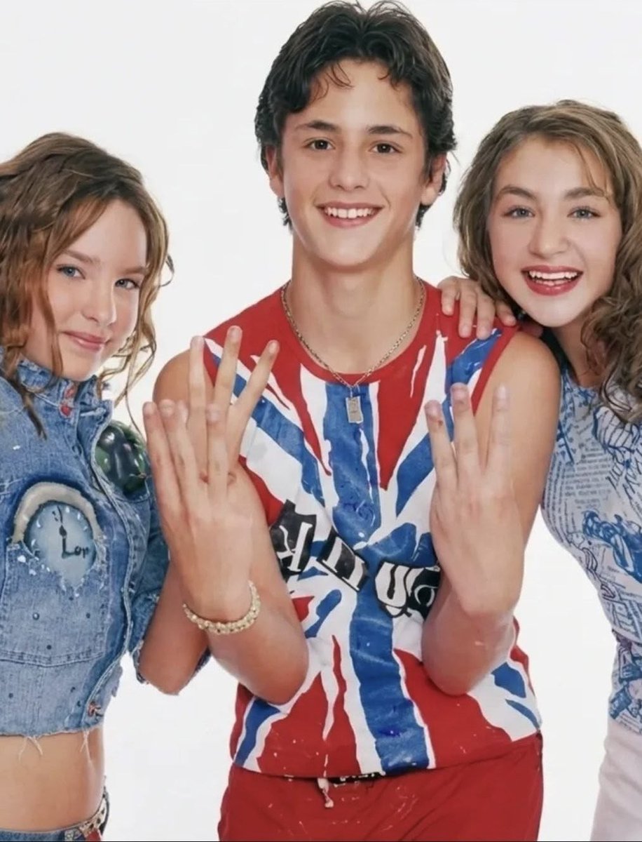 rbdhogar's tweet photo. ICONIC 2001 ✨

Christopher, Belinda e Daniela Luján juntos para a revista ‘Eres Niños’ em novembro do mesmo ano. 

Eles eram alguns dos artistas mirins mais hypados do México 🇲🇽 https://t.co/XdJ9GmhP0K