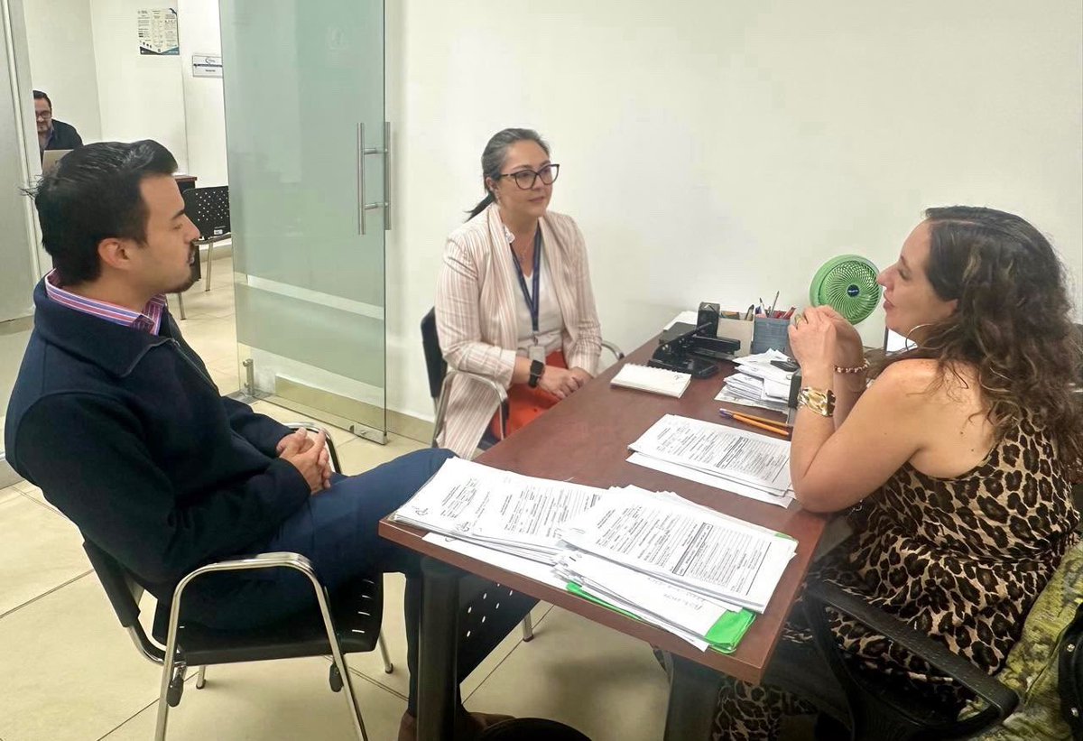 MediacionCJ's tweet photo. 📍| #AgendaDeTrabajo

¡En territorio escuchamos de cerca a la ciudadanía y a nuestros equipos!

Desde el Complejo Judicial Norte 🏛️, en #Pichincha, impulsamos una atención más cercana, ágil y eficiente.

La directora del Centro Nacional de Mediación de la Función Judicial, Daniela Caicedo, recorrió la oficina de mediación de esta dependencia, dialogó con las y los mediadores para conocer sus necesidades y definir acciones orientadas a elevar la calidad del servicio.

#MediarEsGanar 🤝