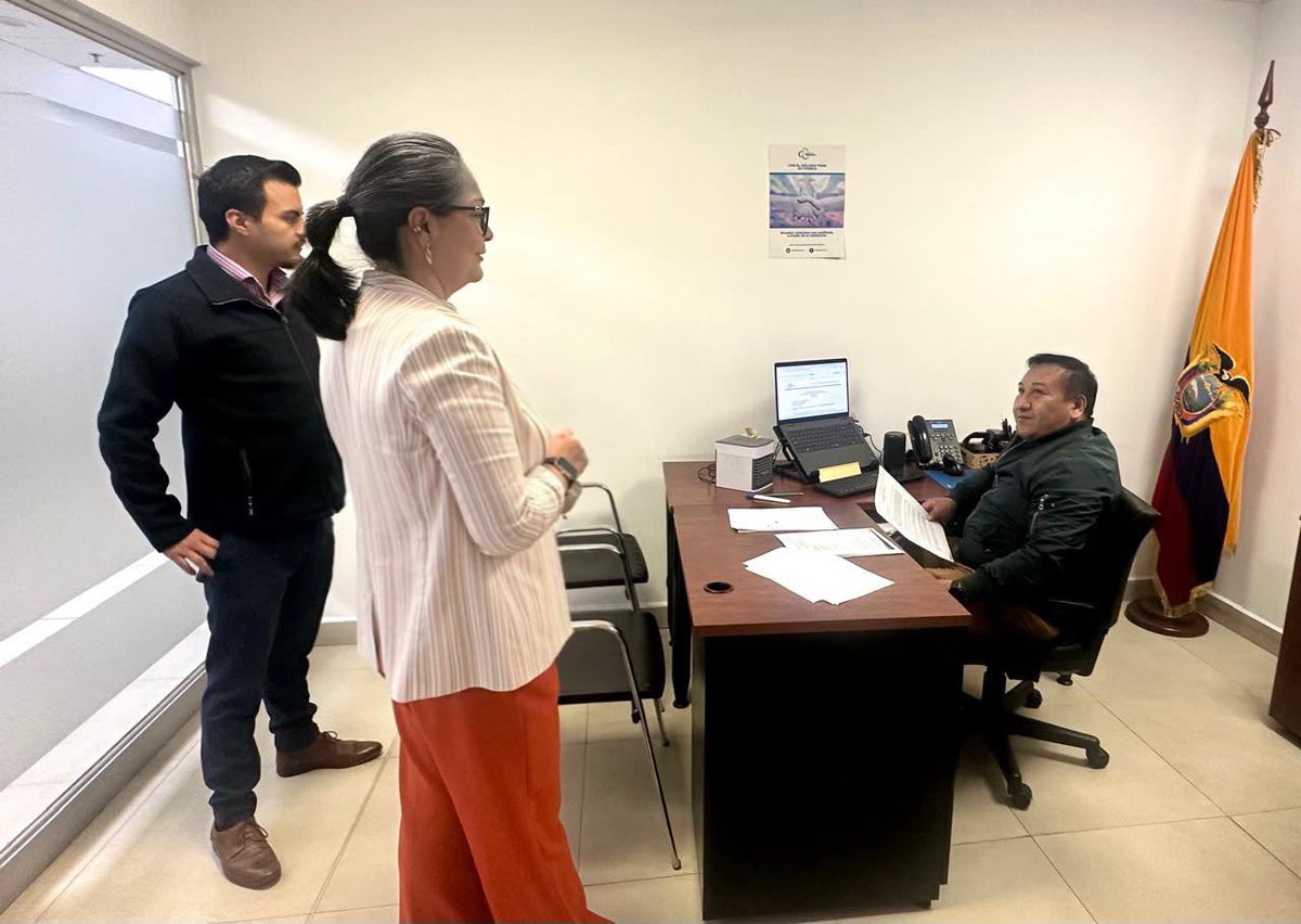 MediacionCJ's tweet photo. 📍| #AgendaDeTrabajo

¡En territorio escuchamos de cerca a la ciudadanía y a nuestros equipos!

Desde el Complejo Judicial Norte 🏛️, en #Pichincha, impulsamos una atención más cercana, ágil y eficiente.

La directora del Centro Nacional de Mediación de la Función Judicial, Daniela Caicedo, recorrió la oficina de mediación de esta dependencia, dialogó con las y los mediadores para conocer sus necesidades y definir acciones orientadas a elevar la calidad del servicio.

#MediarEsGanar 🤝