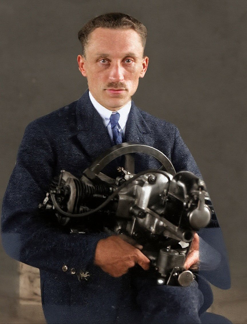 Cogito1918's tweet photo. Mógł projektować dla III Rzeszy
i żyć w luksusie, lecz wybrał
wierność Polsce i śmierć.

Tadeusz Tański - geniusz, który
mógł uczynić z Polski potęgę
motoryzacyjną, jednak
wszystko przerwali Niemcy.

Gdyby żył dziś, biłyby się o niego
największe firmy motoryzacyjne.
Już 100 lat temu bez komputerów
i wielkich budżetów stworzył
pierwszy polski samochód seryjny,
który silnikiem bił na głowę
ówczesne konstrukcje Forda.

Jego główne osiągnięcia:
➡️ podczas I wś opracował
konstrukcję największego wówczas
silnika lotniczego o mocy 382 kW,
➡️ zbudował silnik gwiazdowy do
napędu lekkich samolotów,
➡️ w 1920 skonstruował pierwszy
polski samochód pancerny, Ford
FT-B, który wziął udział w wojnie
z bolszewią,
➡️ na początku lat 20 skonstruował
pierwszy samochód całkowicie
polskiej produkcji, CWS T-1,
a następnie CWS T-4 i inne.
Można było go rozebrać i złożyć
jednym kluczem!

Był konstruktorem
wszechstronnym:
opracował m. in. urządzenie do
automatycznego wywoływania
zdjęć.
Potrafił konstruować "na oko",
mając doskonałe wyczucie
materiałów i ich wytrzymałości.
Projekty swoich nowych silników
rysował na serwetkach
w warszawskich kawiarniach.

Był też motocyklistą i automobilistą
sportowym, znawcą malarstwa,
malował, pisał wiersze,
opowiadania, książkę, potrafił
pilotować samolot.
Działał w PPS i Związku Walki
Czynnej.

Wszystko to przerwała wojna.
On jednak nie spoczął, lecz
zaangażował się w konspirację
ZWZ-AK.
Aresztowany i wywieziony
do Auschwitz.
Niemcy zaoferowali mu wolność
w zamian za wiedzę i współpracę.
On jednak stanowczo odmówił.

Człowiek, który wyprzedził
swoją epokę.
Inżynier światowego formatu.
Genialny wynalazca i konstruktor.
Ojciec polskiej motoryzacji.

3 VII 1940 został
ARESZTOWANY PRZEZ NIEMCÓW
INŻ. TADEUSZ TAŃSKI "NAŁĘCZ".