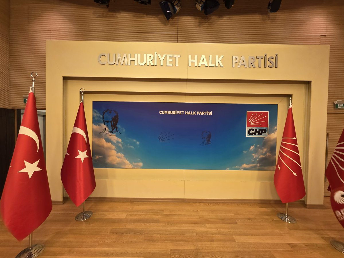 urfangrss's tweet photo. @sehnazyadigar Sarayın yargı kollarının desteği ile koltuğa oturan meşruiyetsiz butlancılar, basın odasının fonunu değiştirmiş. “Cumhuriyet Halk Partisi Türkiye’nin Birinci Partisi” sloganını kaldırmışlar. Anlaşılan artık böyle bir iddiaları da kalmamış. 😡 https://t.co/F7BT3k8GHf