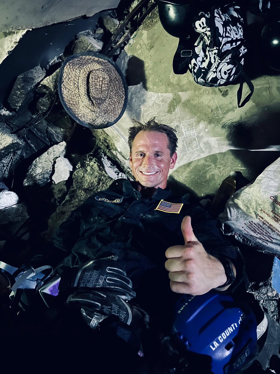 USAenEspanol's tweet photo. .@LACoFD: ¡Equipo Médico de USA-2 en Acción!

Nuestro equipo médico continúa coordinando con el personal médico local. Los directores del equipo médico — el doctor Bosson, el doctor Kashani y el doctor Whitfield — junto a nuestros Especialistas Médicos, trabajan arduamente en Venezuela.