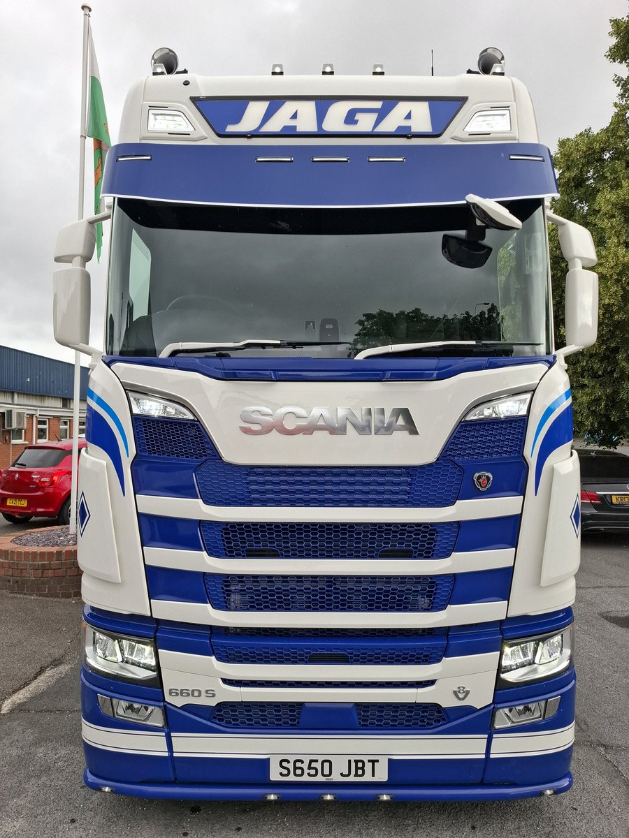 RWKeltruck's tweet photo. Jaga Brothers take to the road with another stunning V8, and she is a 660bhp, Twin Tag, S-Cab, fully loaded.....power, class and style 👌👊 #suppliedbykeltruck @scania https://t.co/JkwNqaYM15